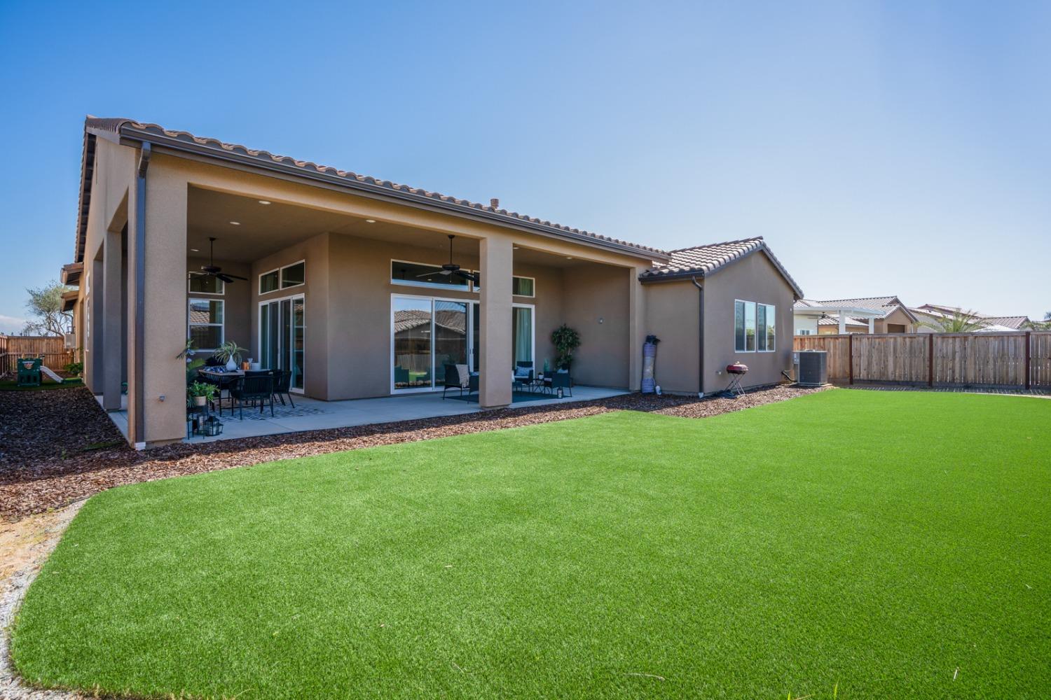 979 Ridgeline Road W