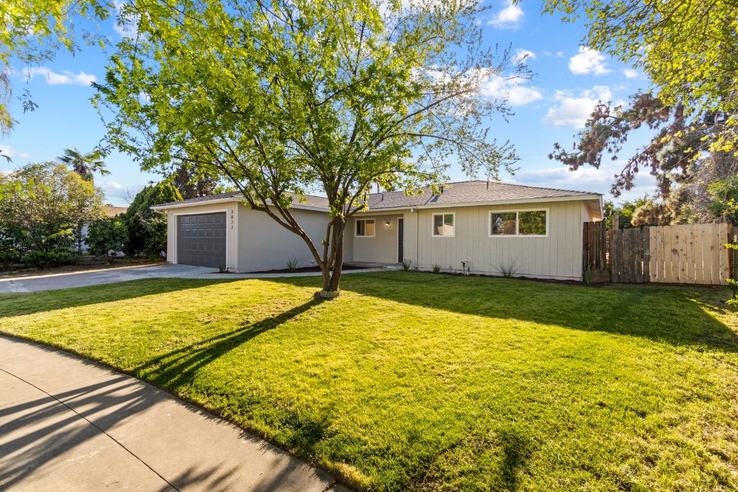 3877 N Ezie Avenue