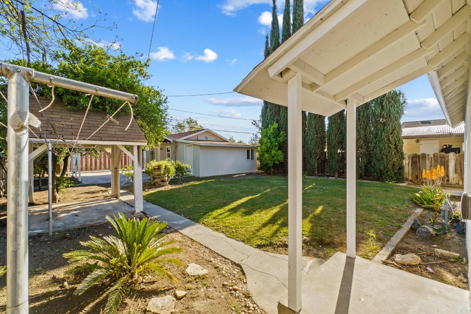 3220 E Lamona Avenue