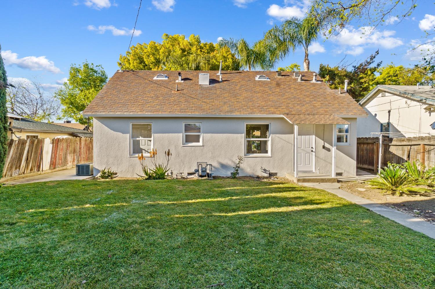 3220 E Lamona Avenue