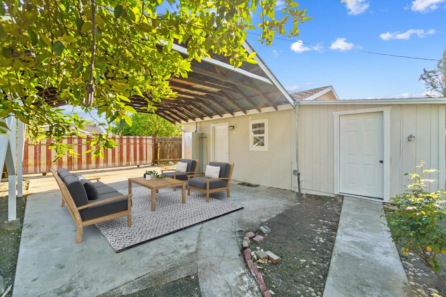 3220 E Lamona Avenue