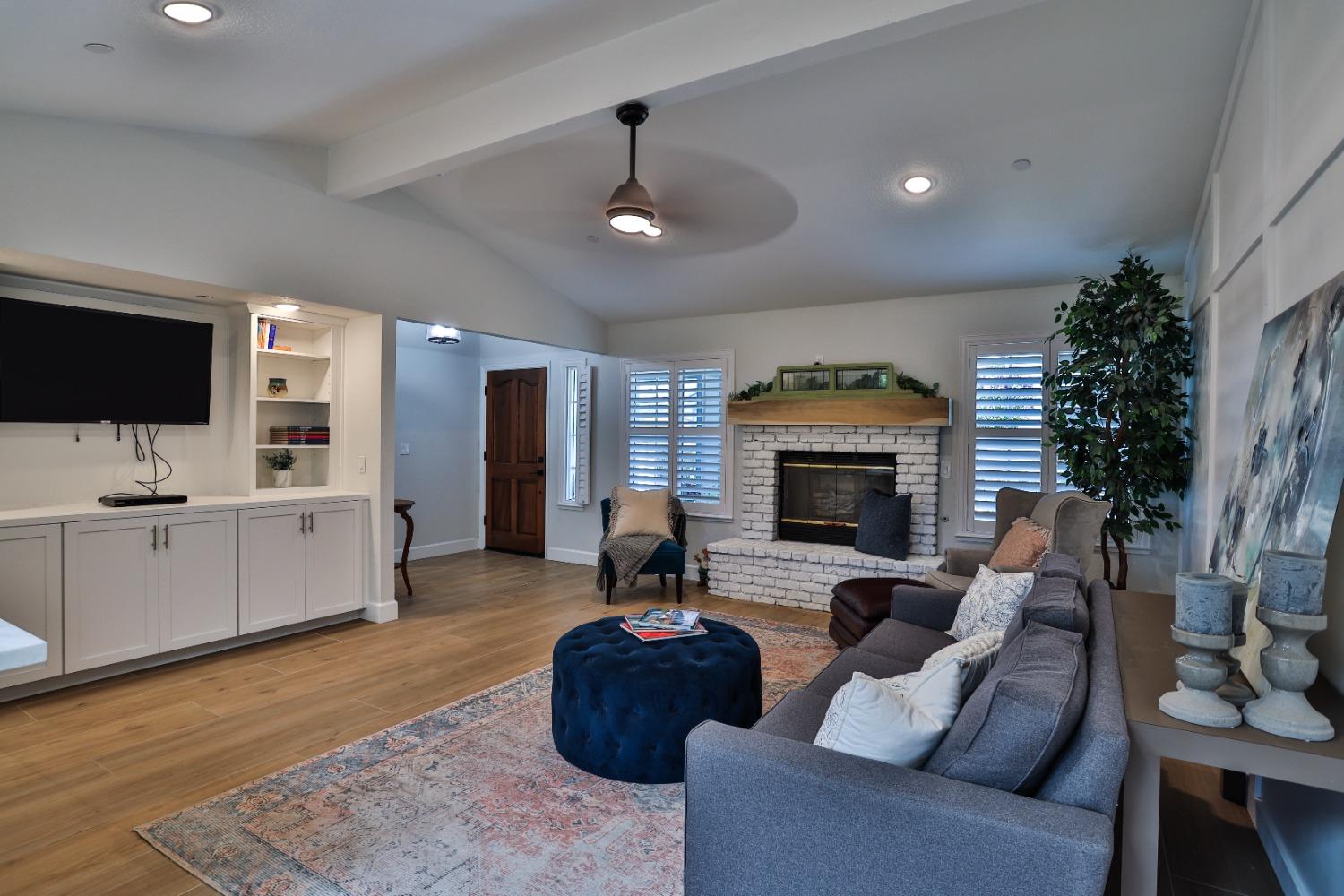 6589 N Maroa Avenue # 115