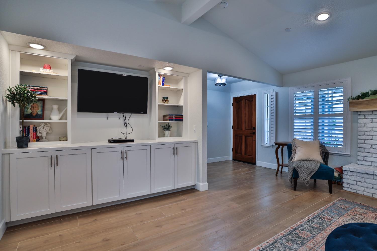 6589 N Maroa Avenue # 115