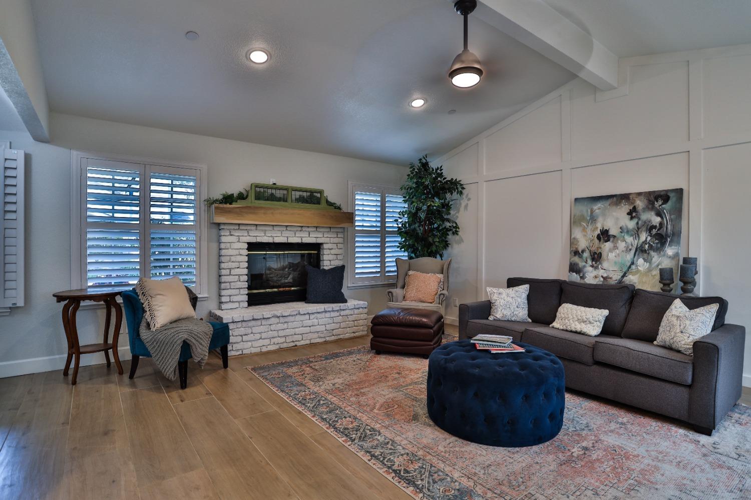 6589 N Maroa Avenue # 115