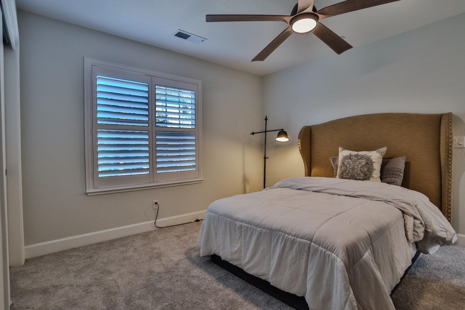 6589 N Maroa Avenue # 115