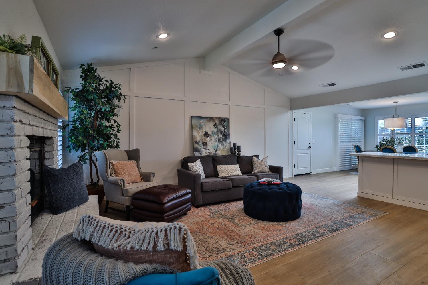 6589 N Maroa Avenue # 115