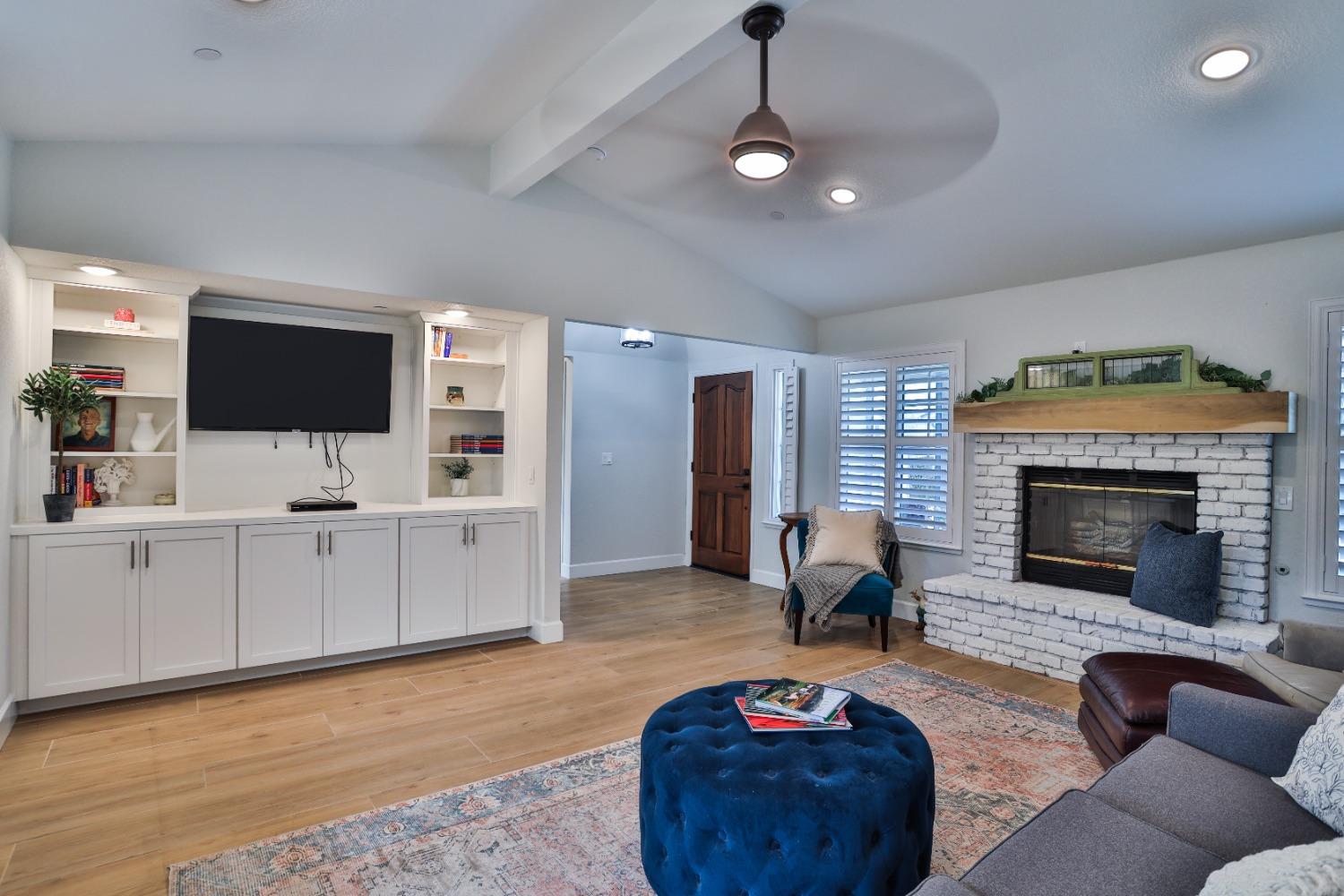6589 N Maroa Avenue # 115