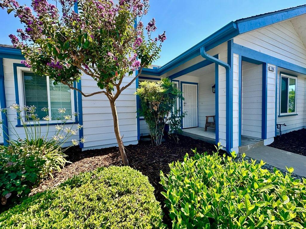 6589 N Maroa Avenue # 115