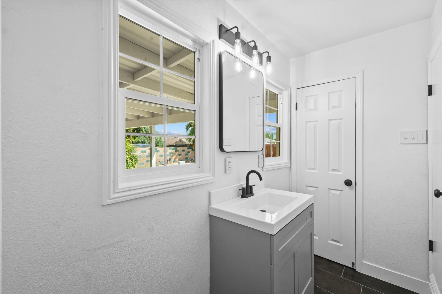 2338 E Berkeley Avenue