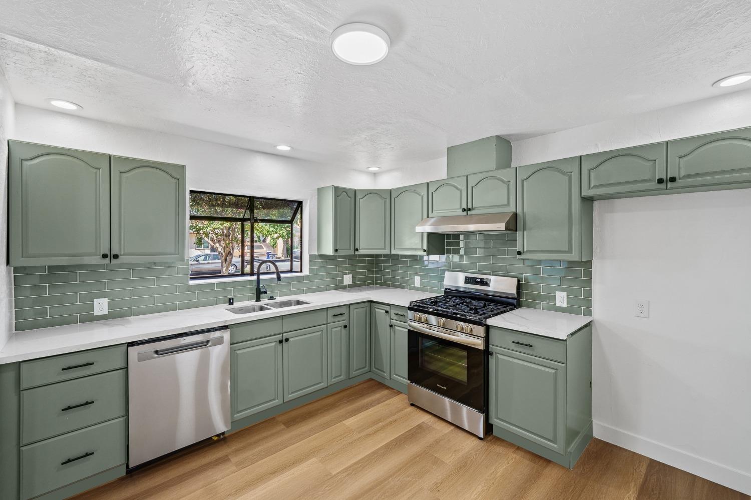 2338 E Berkeley Avenue