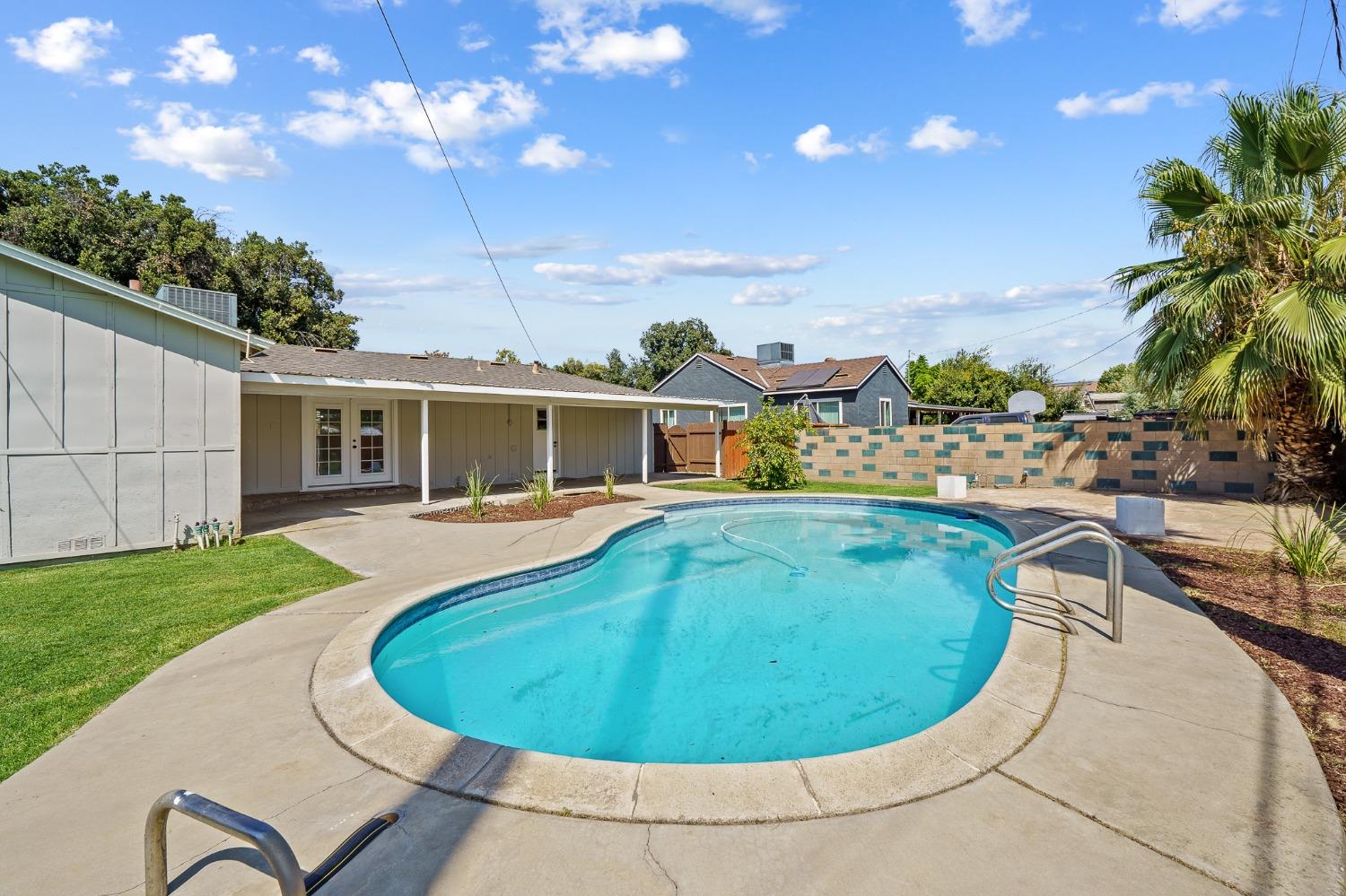 2338 E Berkeley Avenue