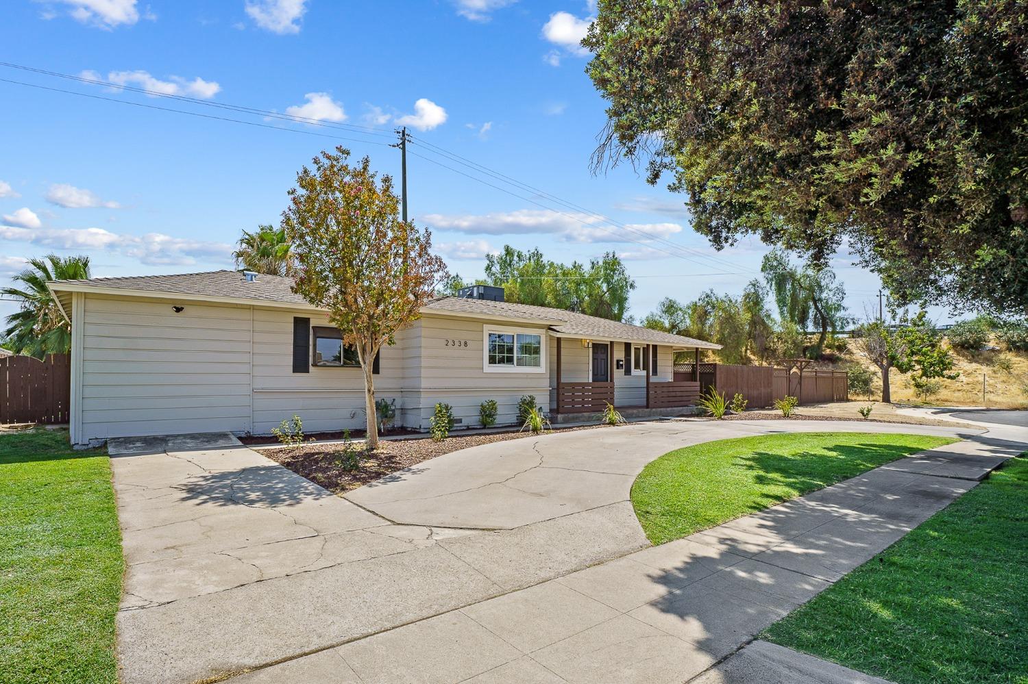 2338 E Berkeley Avenue