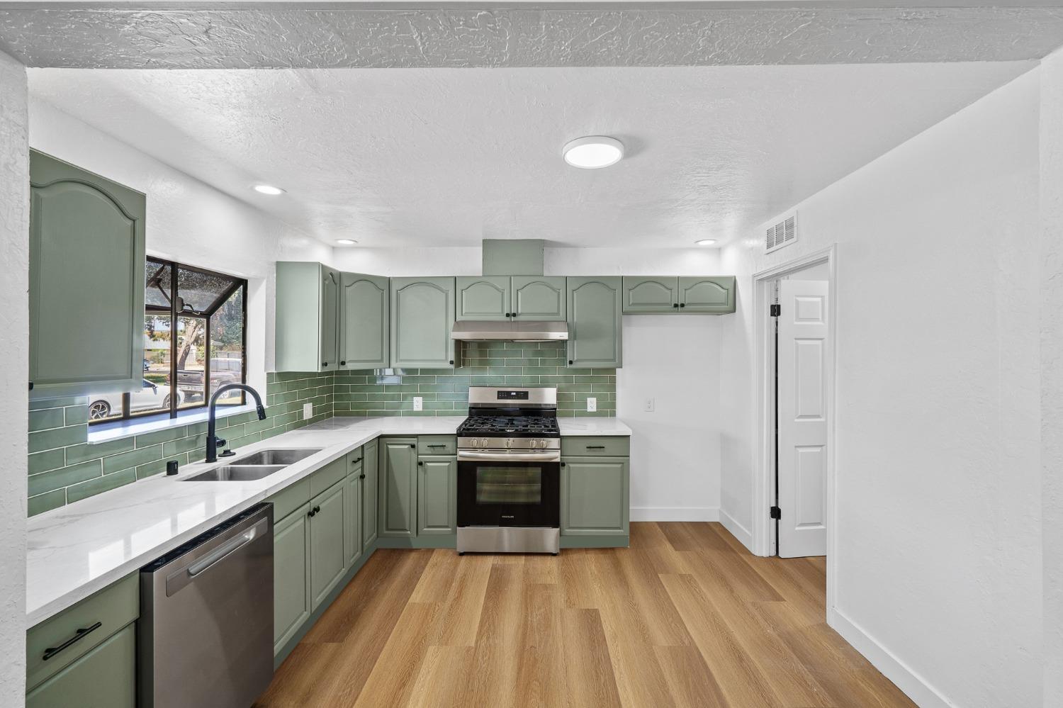 2338 E Berkeley Avenue