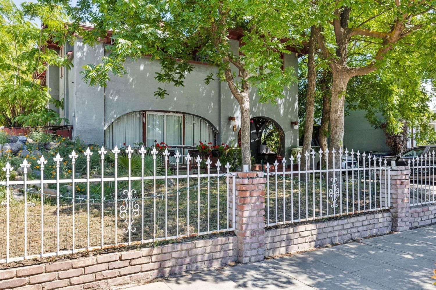 960 N Van Ness Avenue