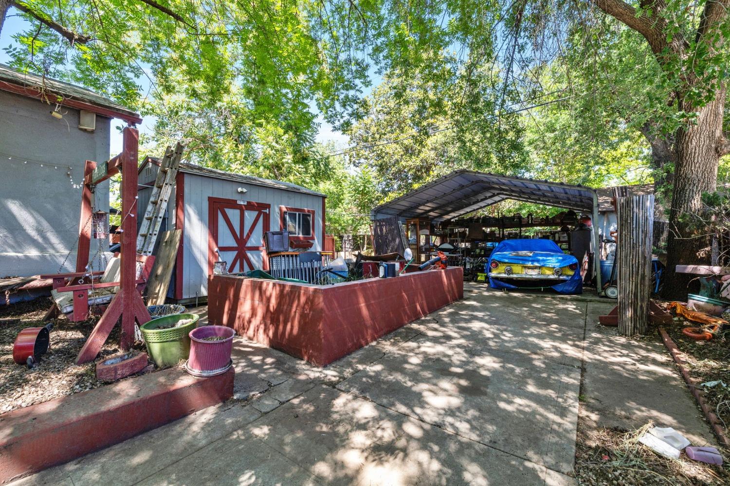 960 N Van Ness Avenue