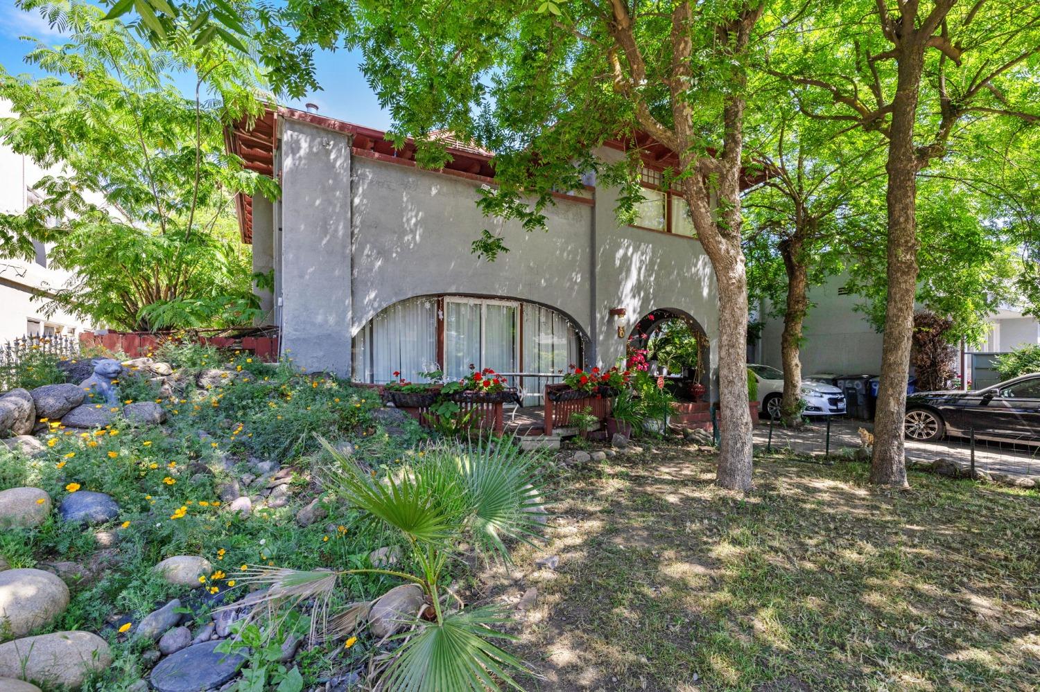 960 N Van Ness Avenue