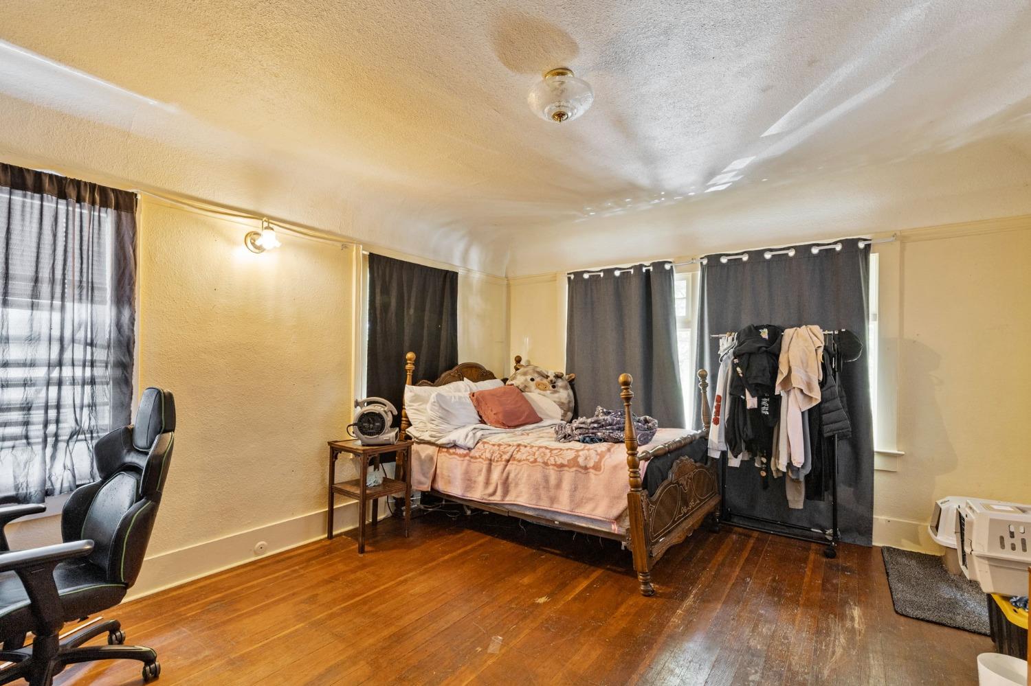 960 N Van Ness Avenue