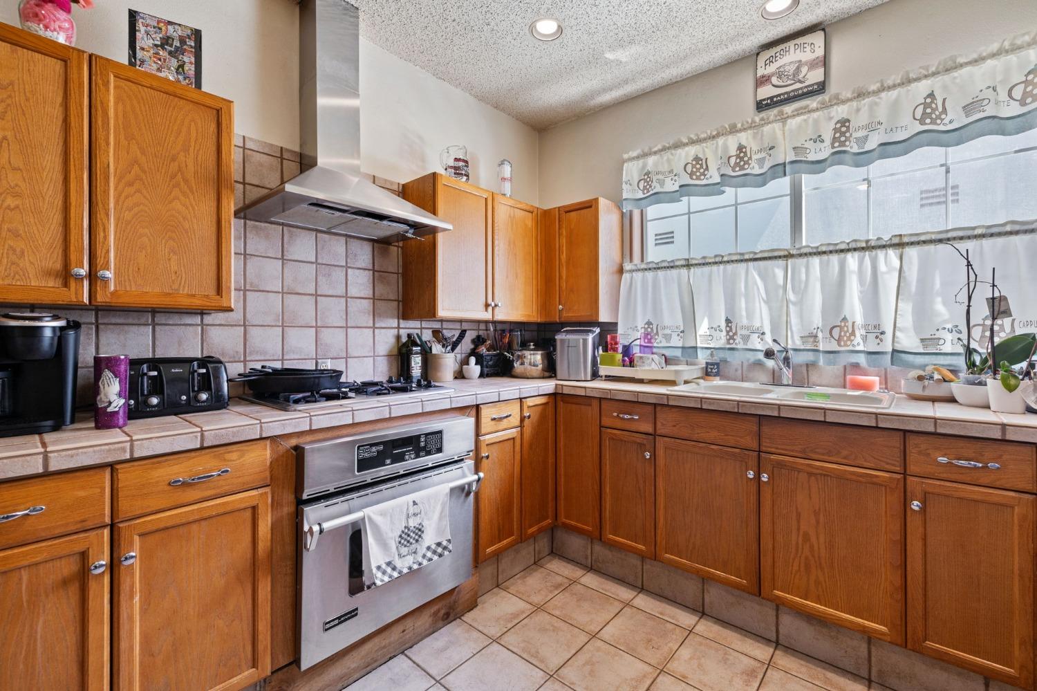 960 N Van Ness Avenue