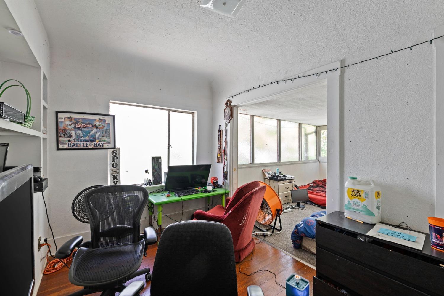 960 N Van Ness Avenue
