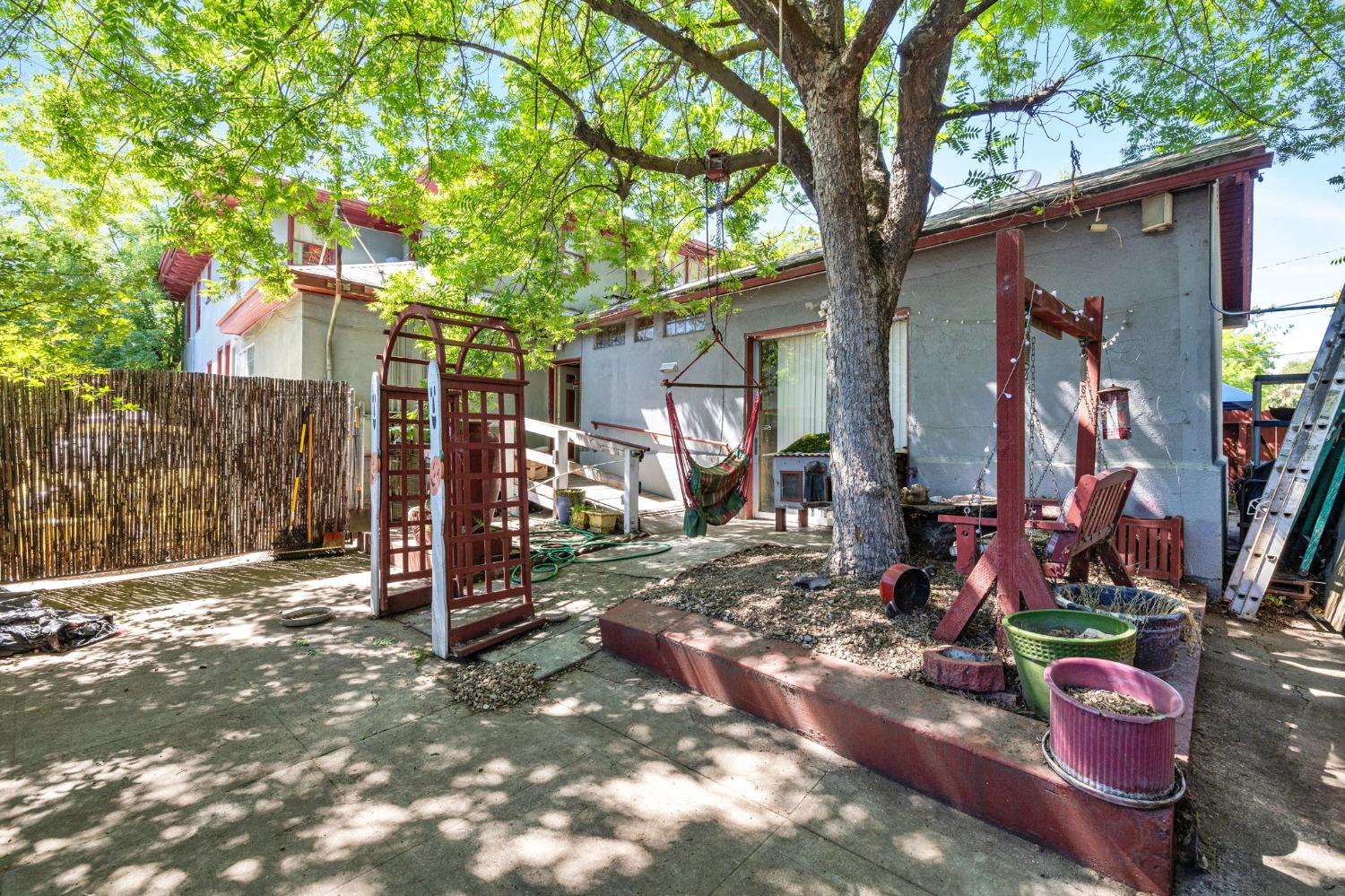 960 N Van Ness Avenue