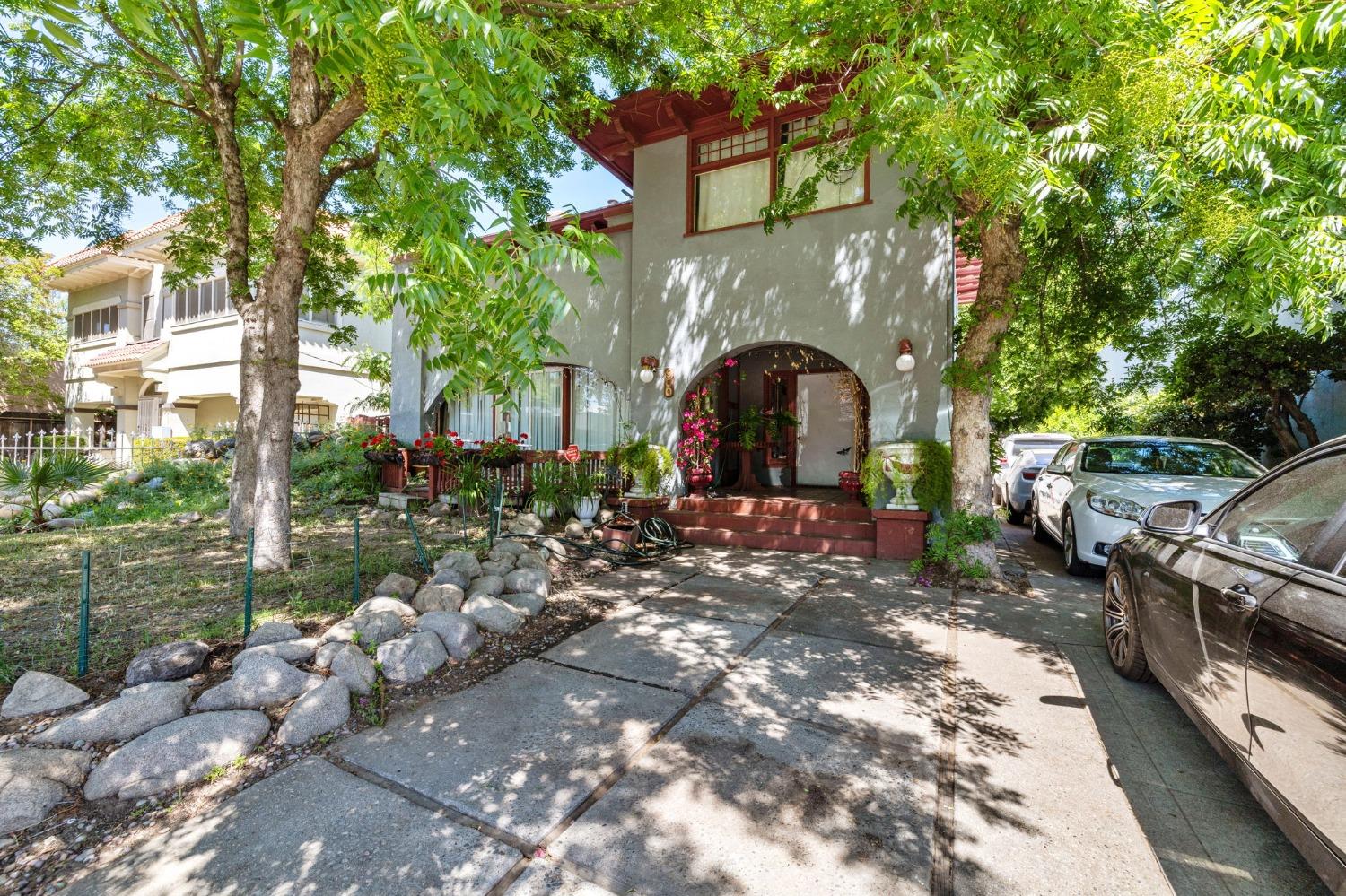 960 N Van Ness Avenue