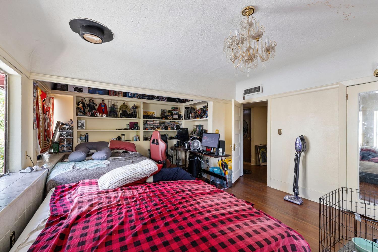 960 N Van Ness Avenue