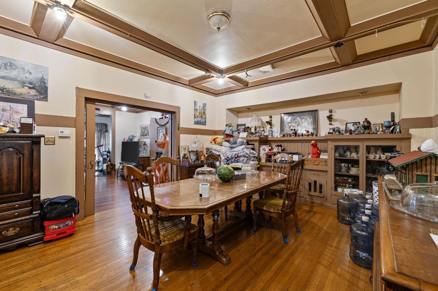 960 N Van Ness Avenue