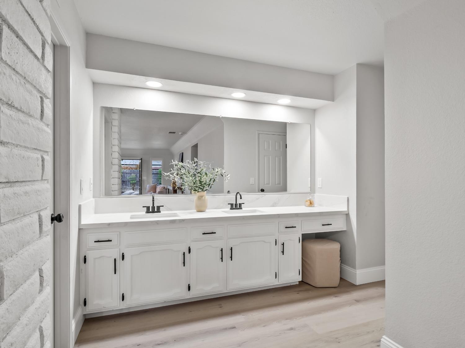 1971 Vartikian Avenue