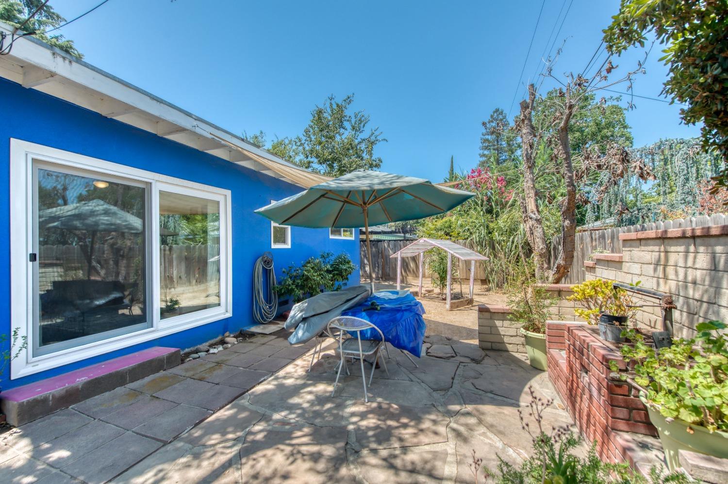 841 E Beverly Way