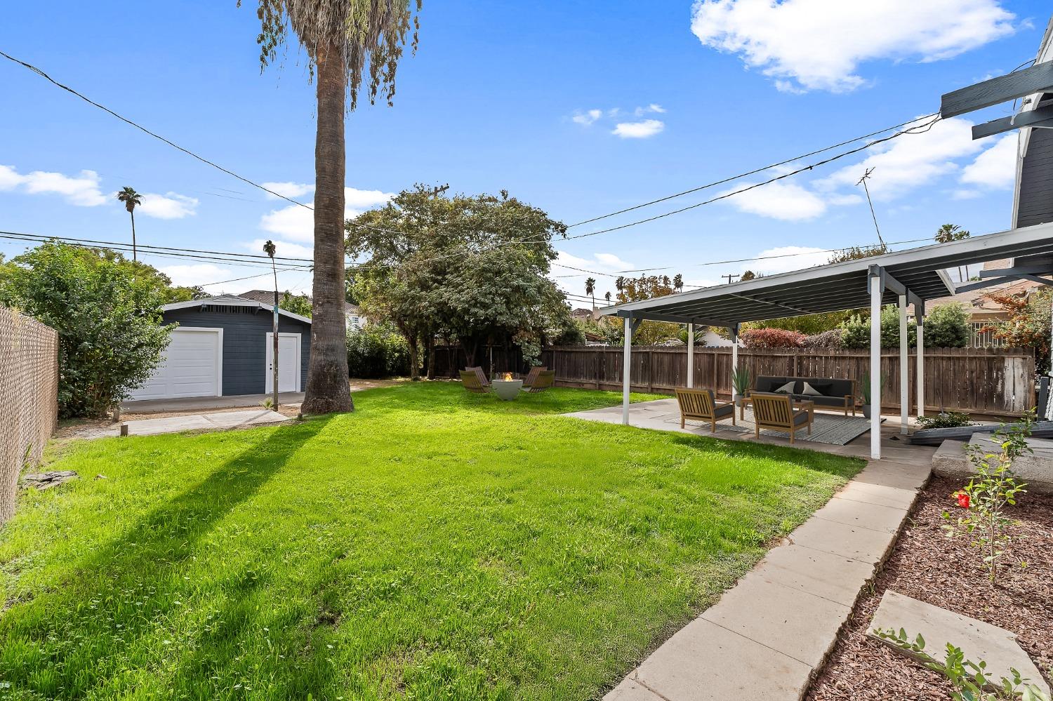 3852 E Kerckhoff Avenue