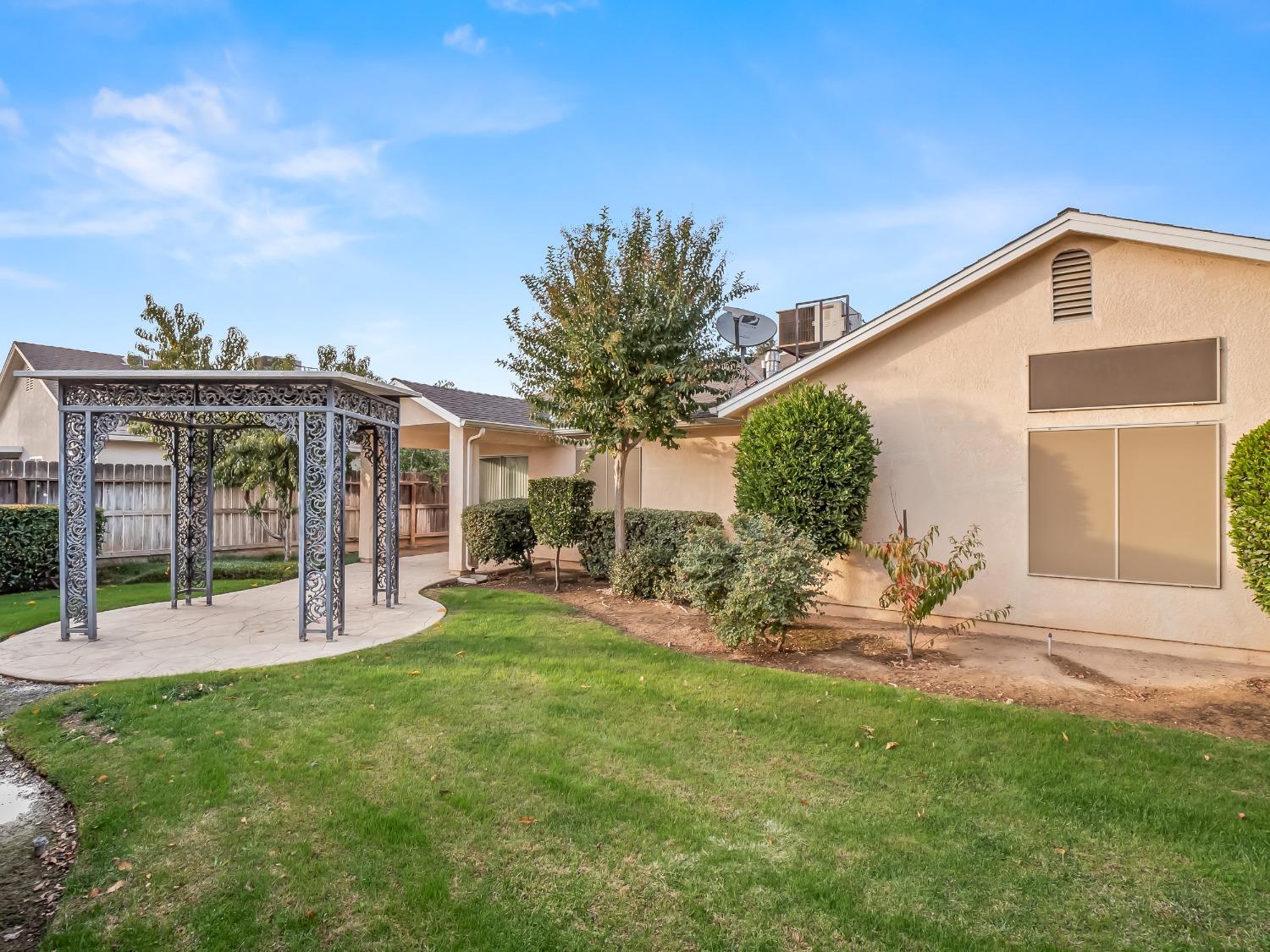 5659 W Carmen Avenue