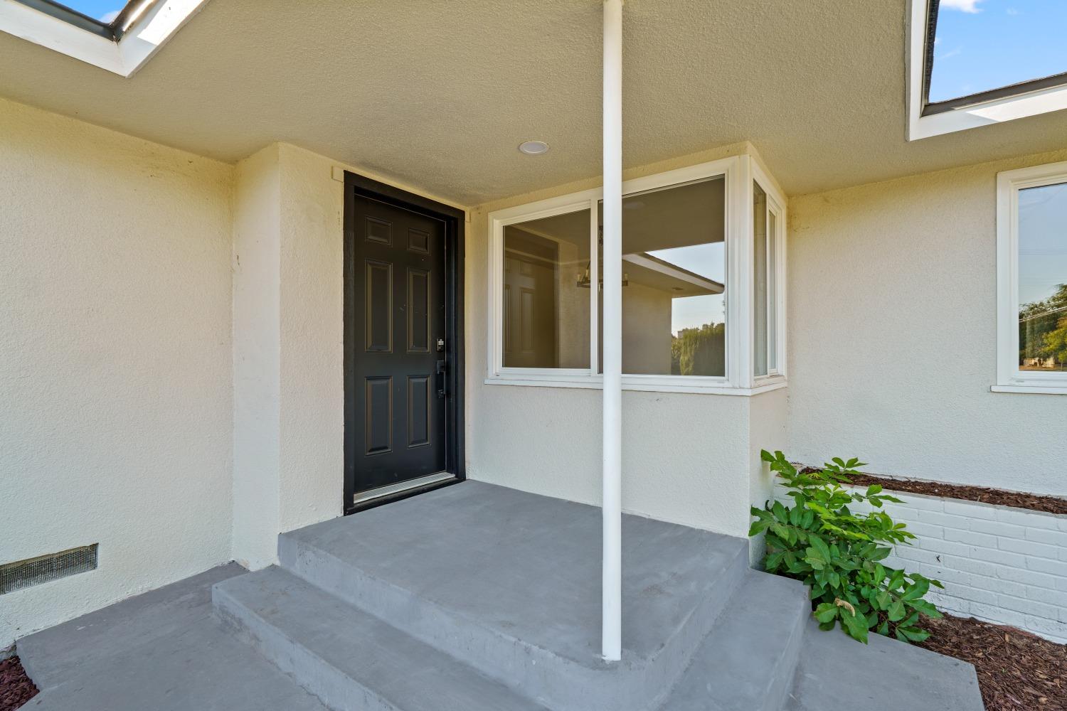 704 W Lamona Avenue