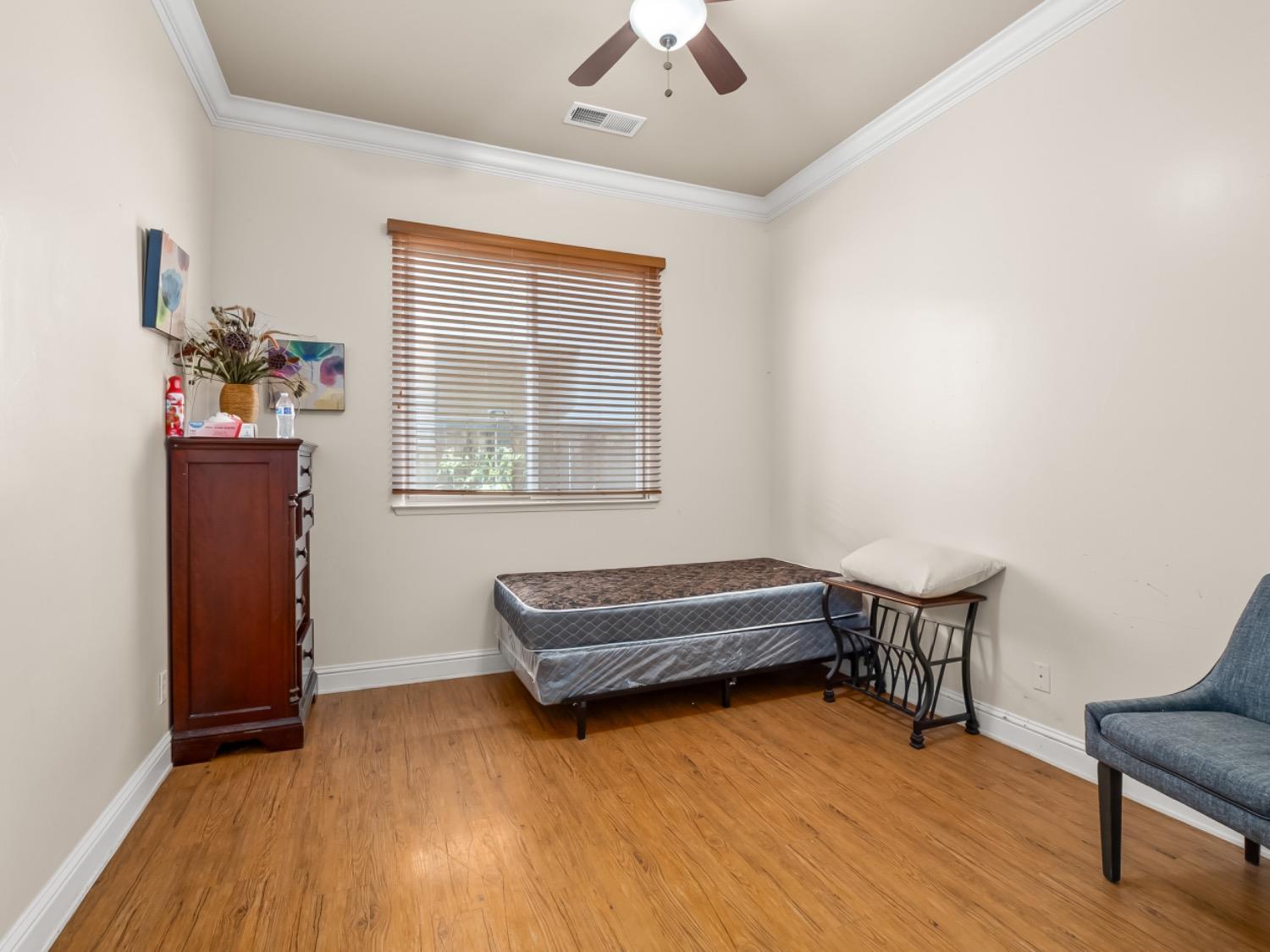 425 W Kelly Avenue