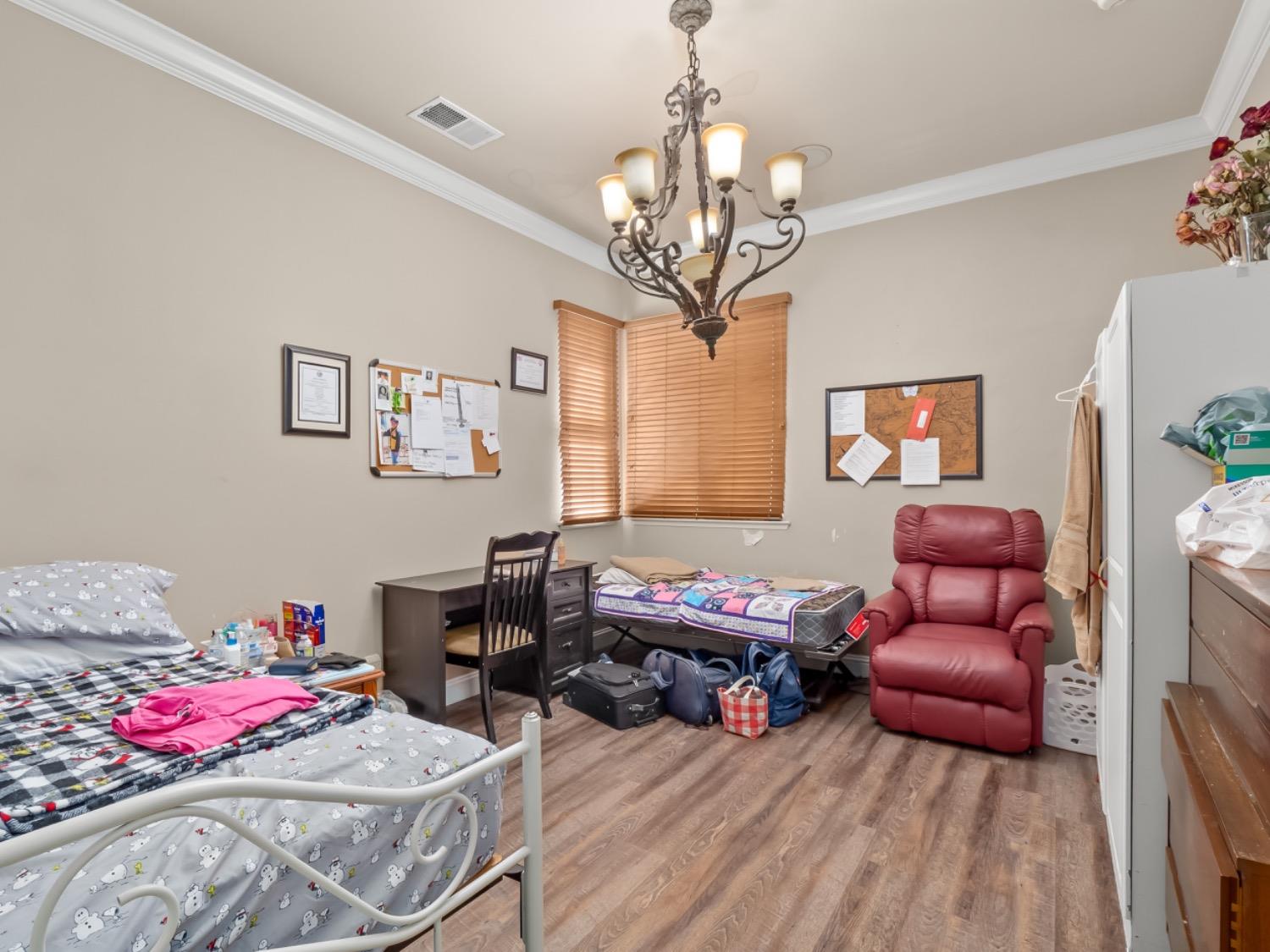 425 W Kelly Avenue