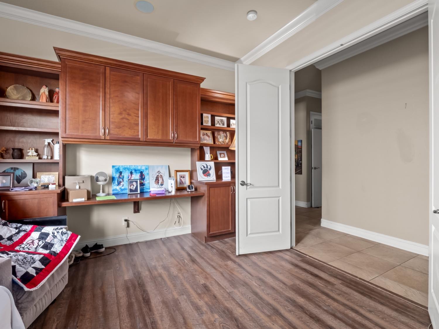 425 W Kelly Avenue
