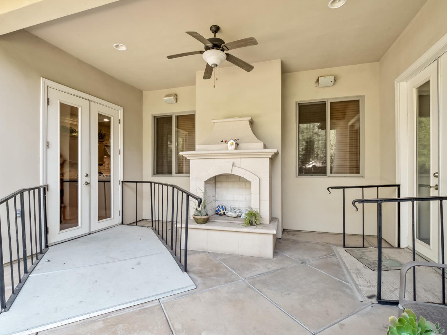 425 W Kelly Avenue