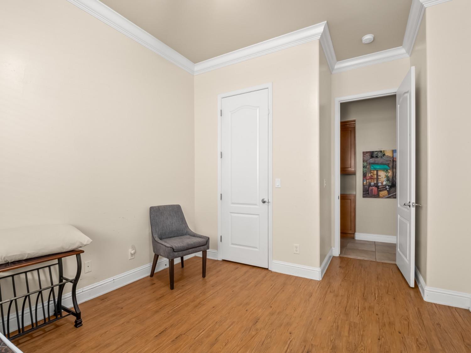 425 W Kelly Avenue