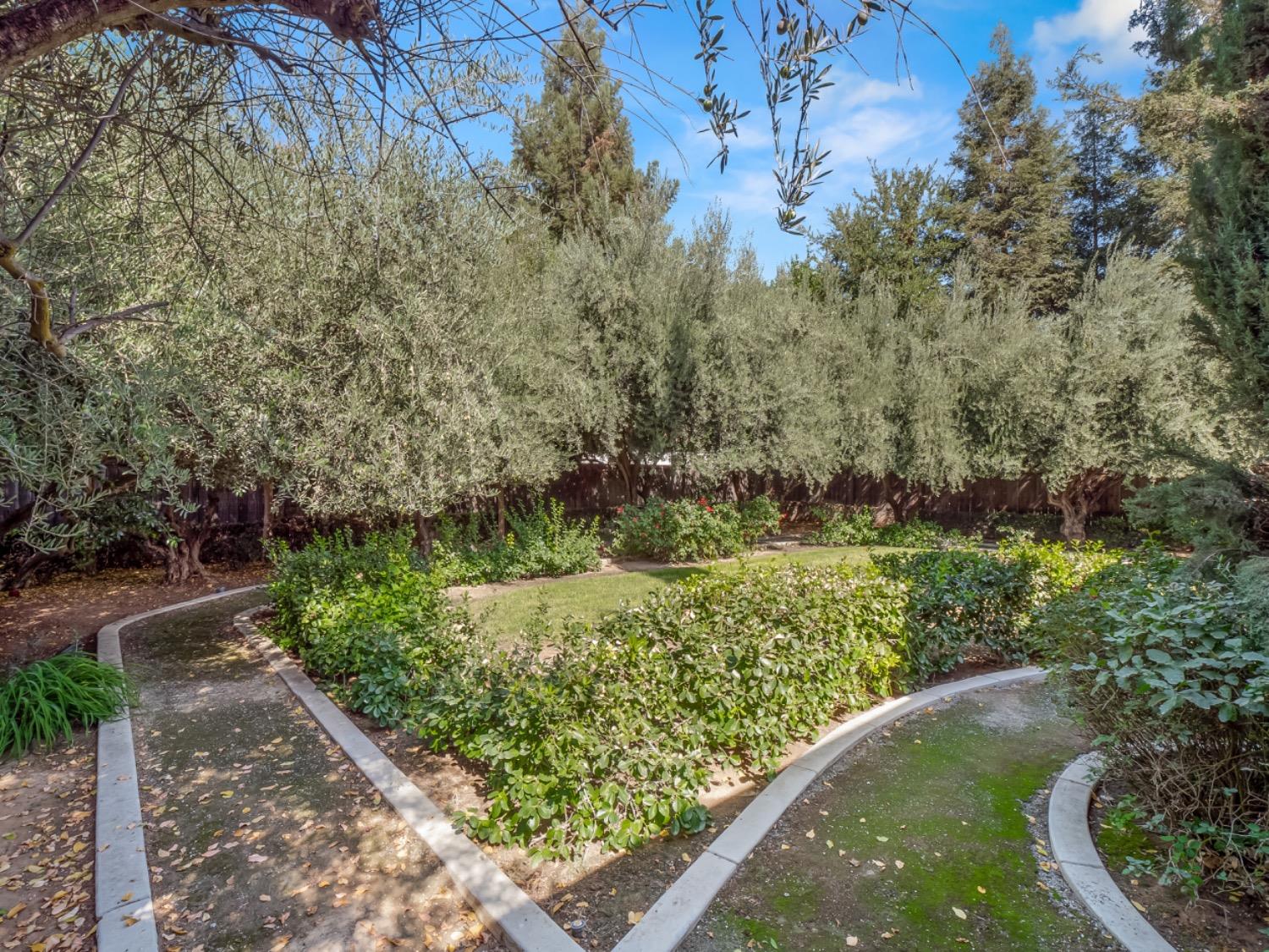 425 W Kelly Avenue