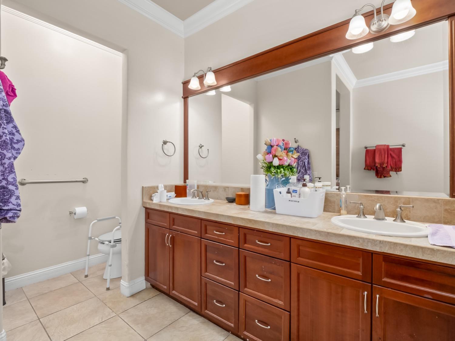 425 W Kelly Avenue