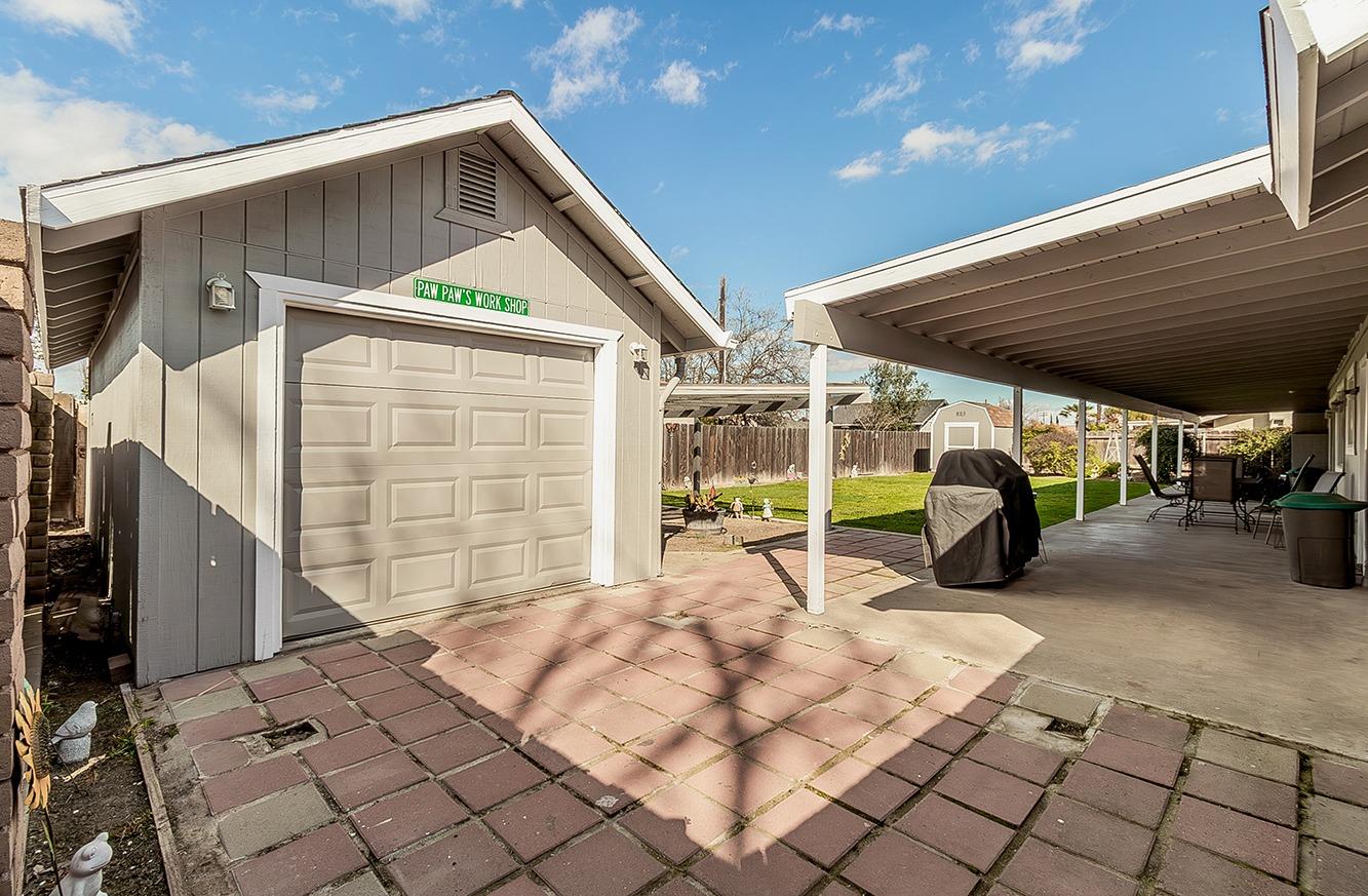 2590 W Noble Avenue