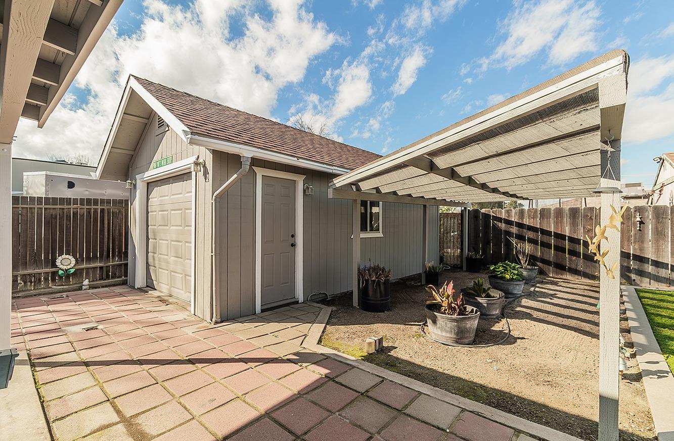 2590 W Noble Avenue