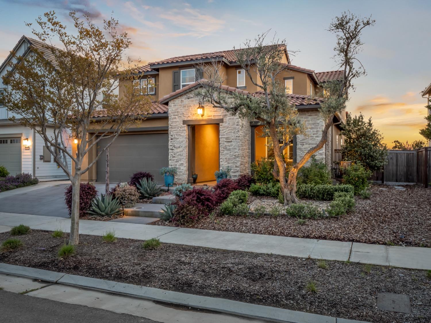 4472 Hillside Road