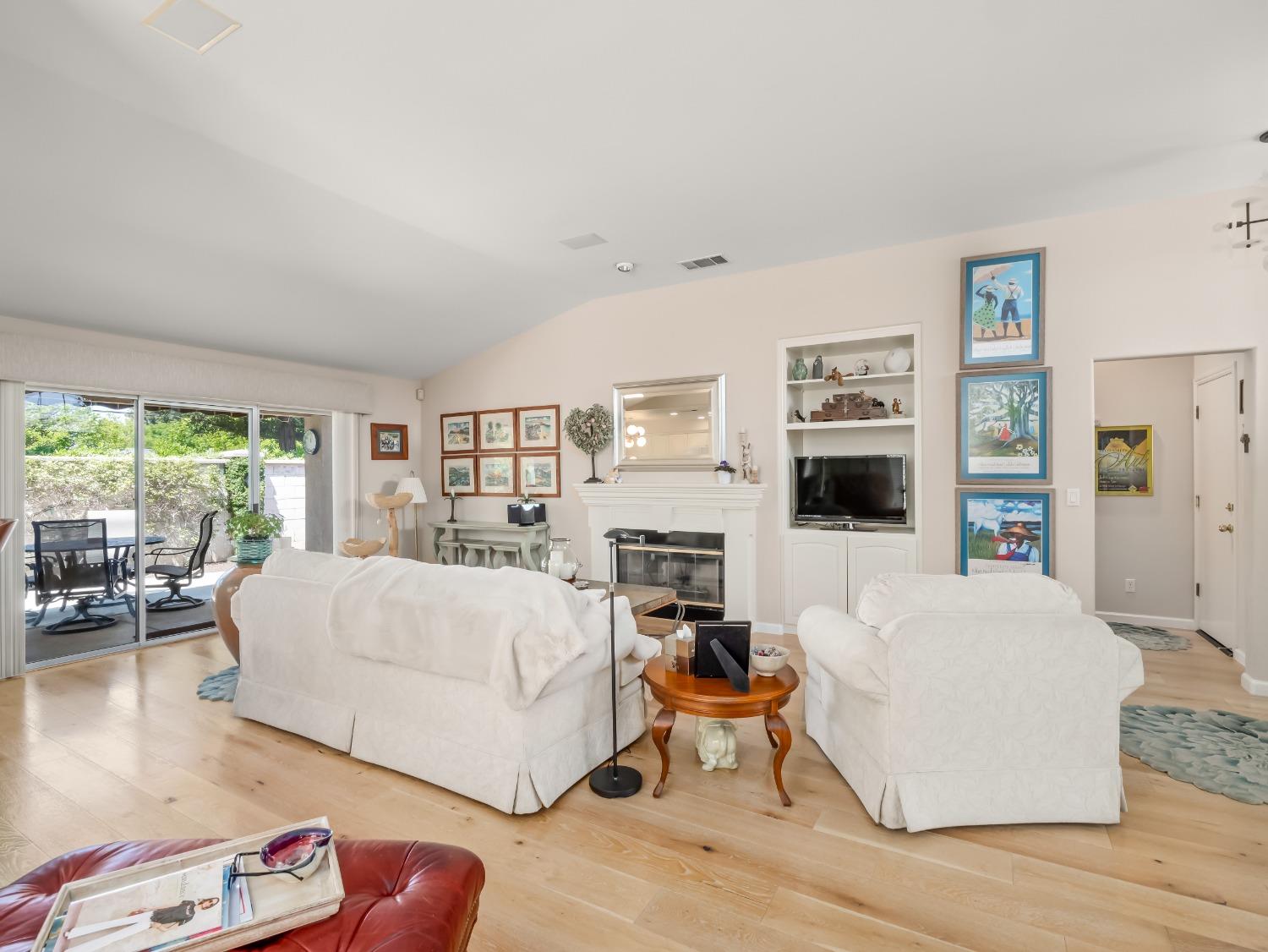 2104 W Rue St Michel