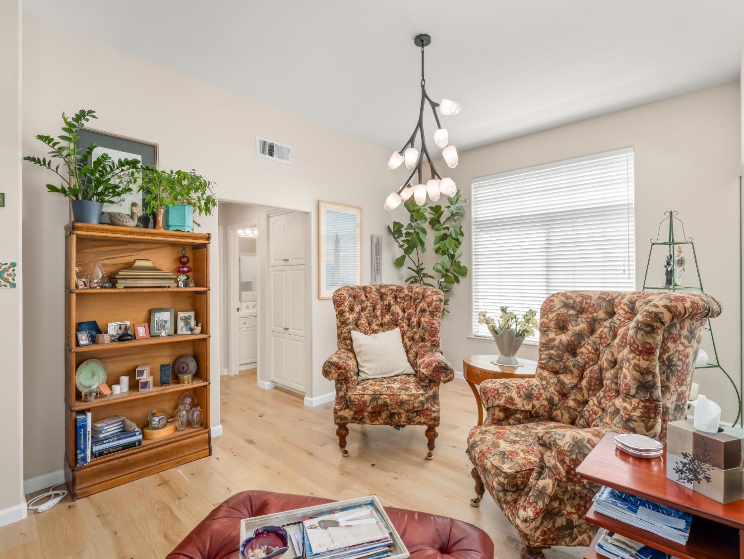 2104 W Rue St Michel