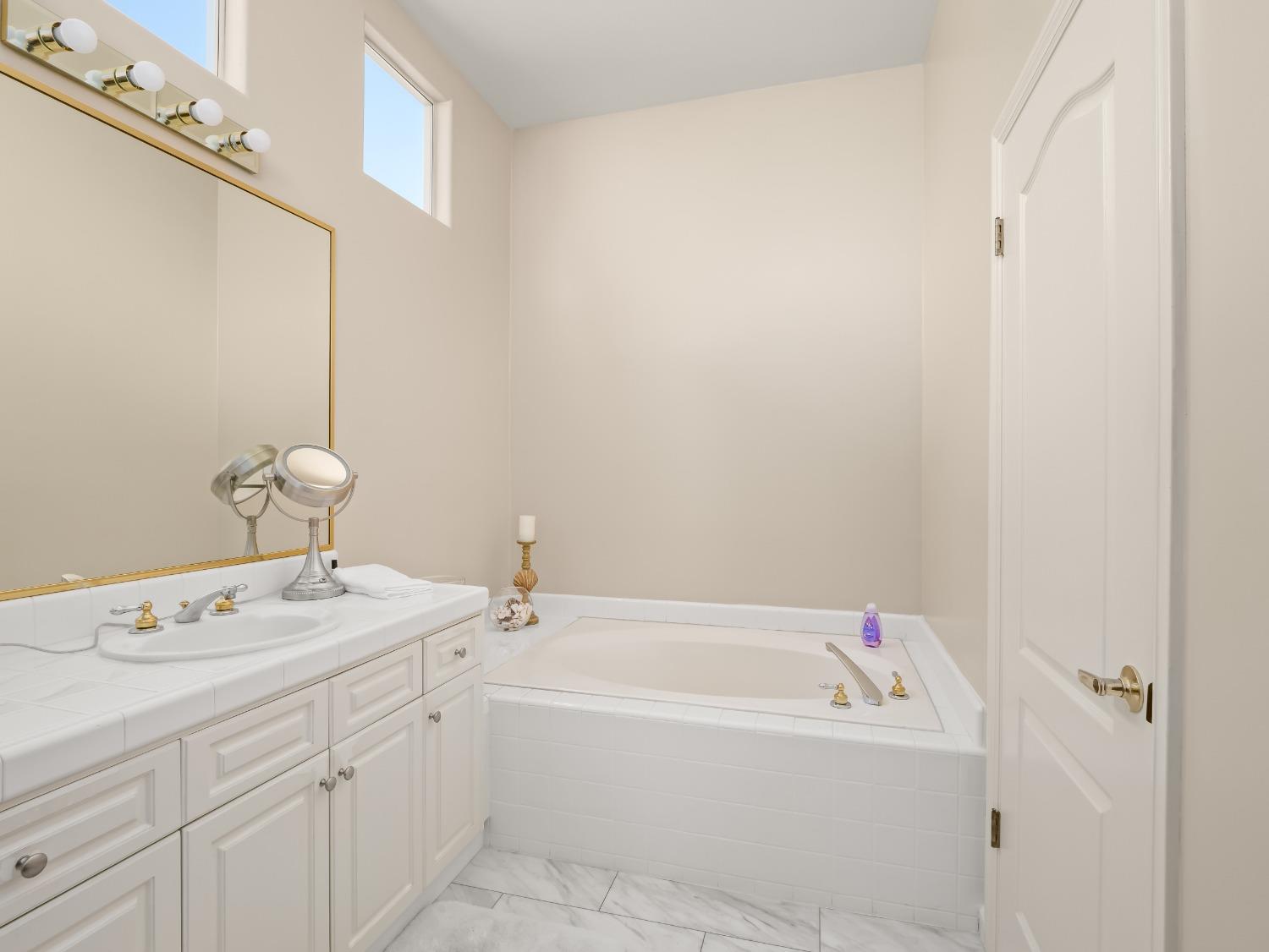 2104 W Rue St Michel