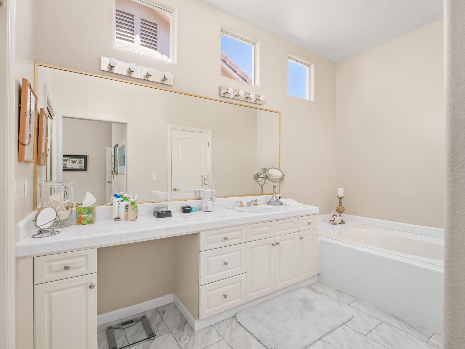 2104 W Rue St Michel