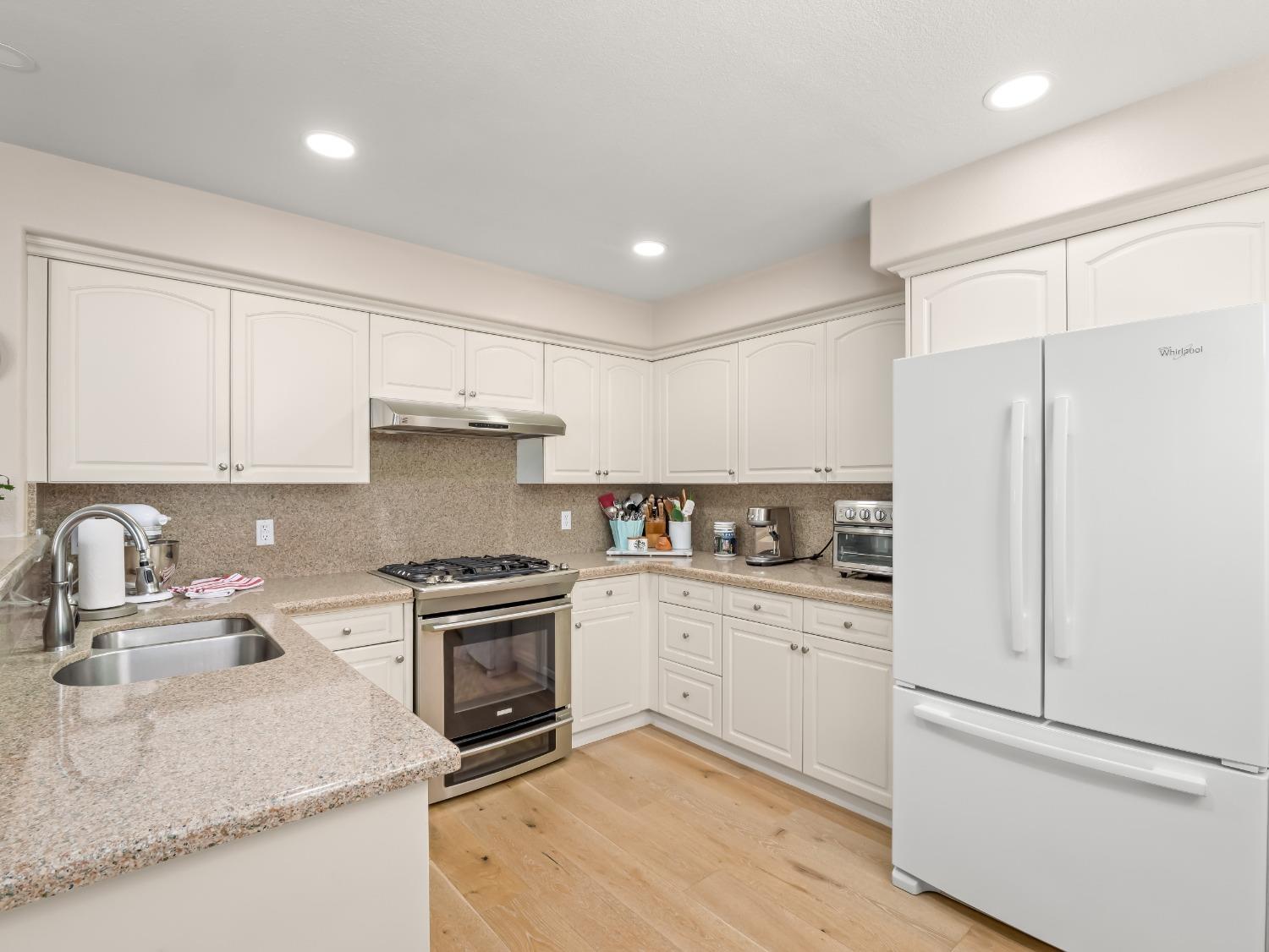 2104 W Rue St Michel