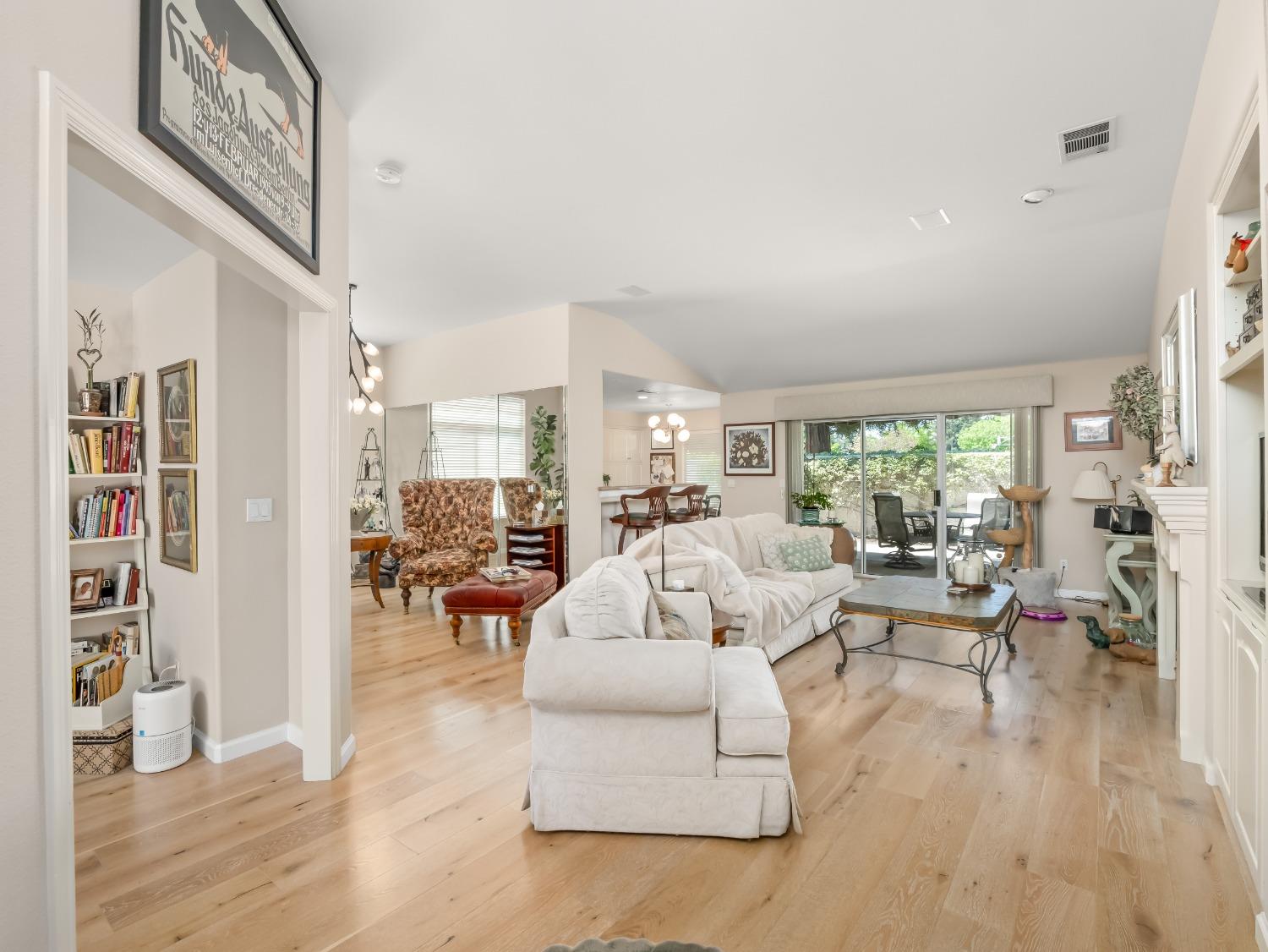 2104 W Rue St Michel