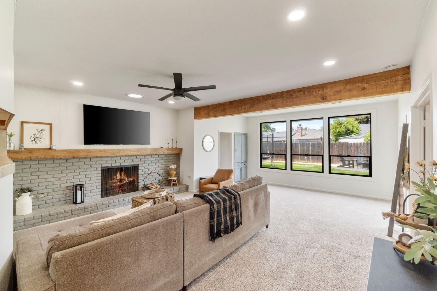 340 W Escalon Avenue