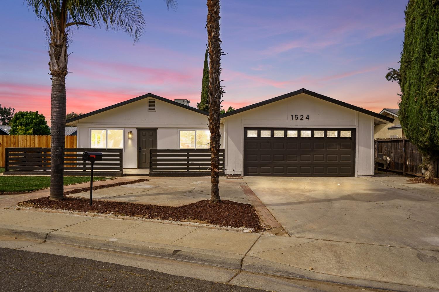 1524 E Evening Glow Avenue
